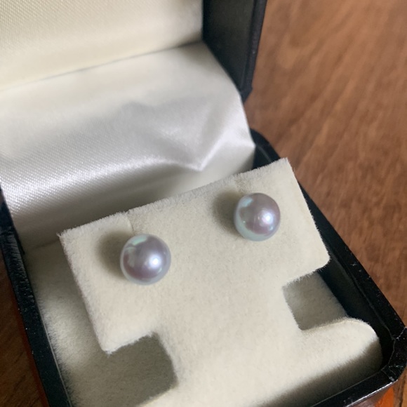 🆕 Pearl Stud Earrings - Picture 9 of 9